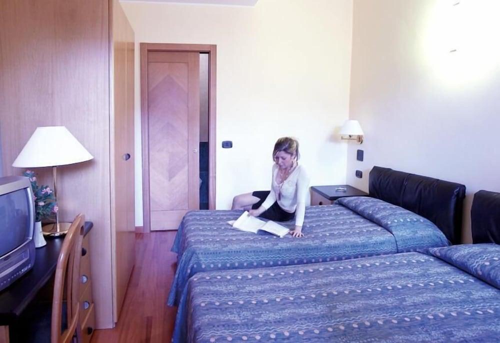 Hotel Valganna Milan Bagian luar foto