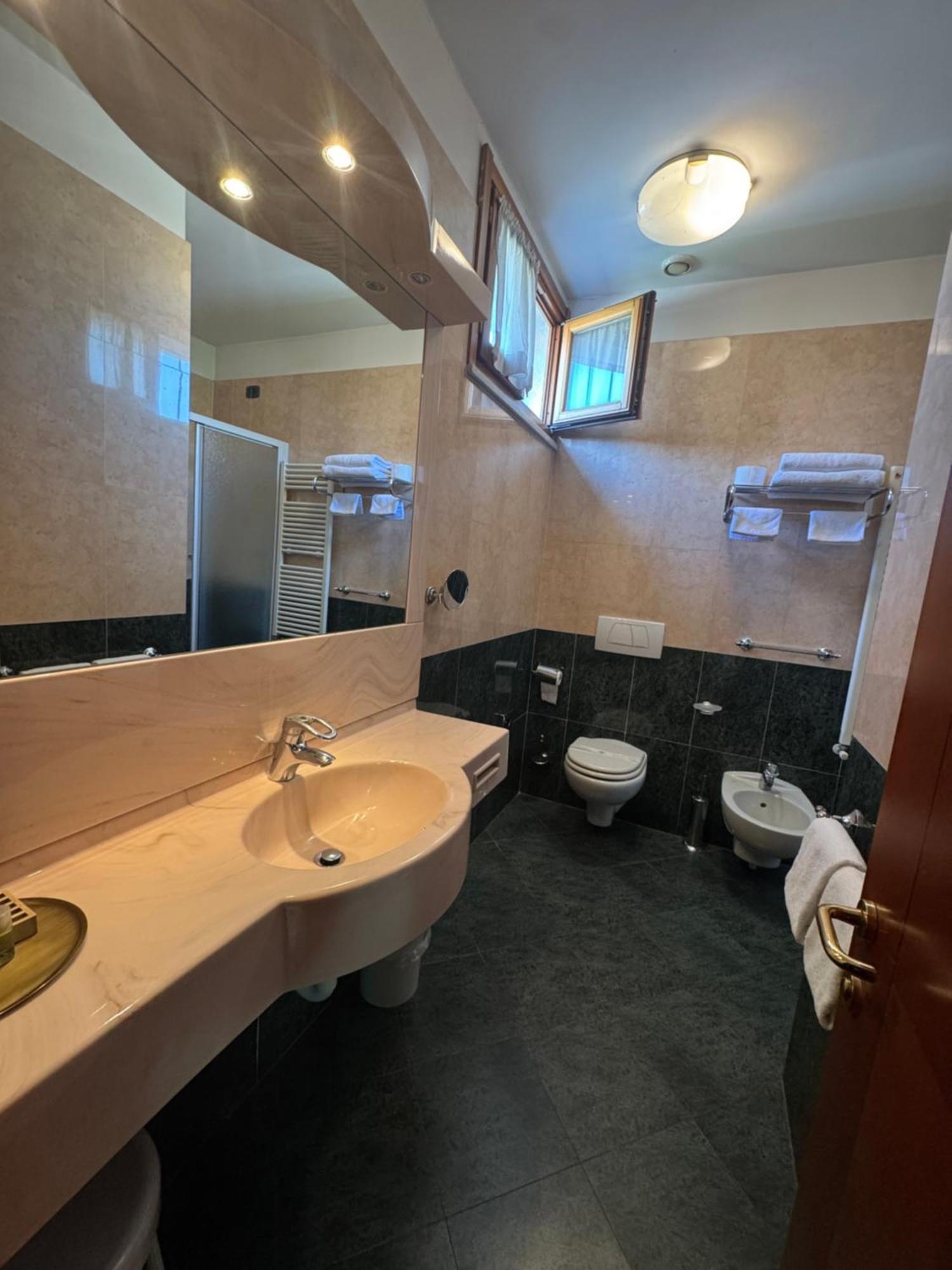 Hotel Valganna Milan Bagian luar foto