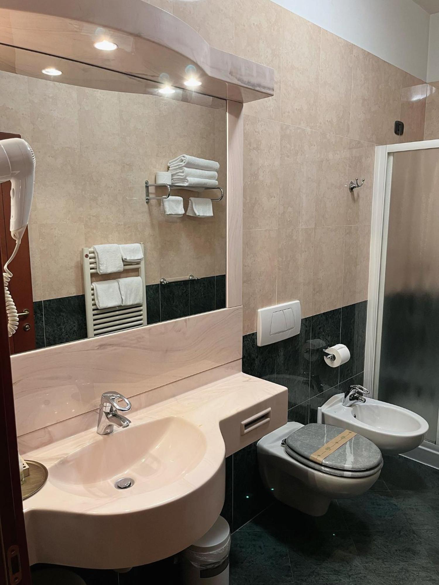 Hotel Valganna Milan Bagian luar foto