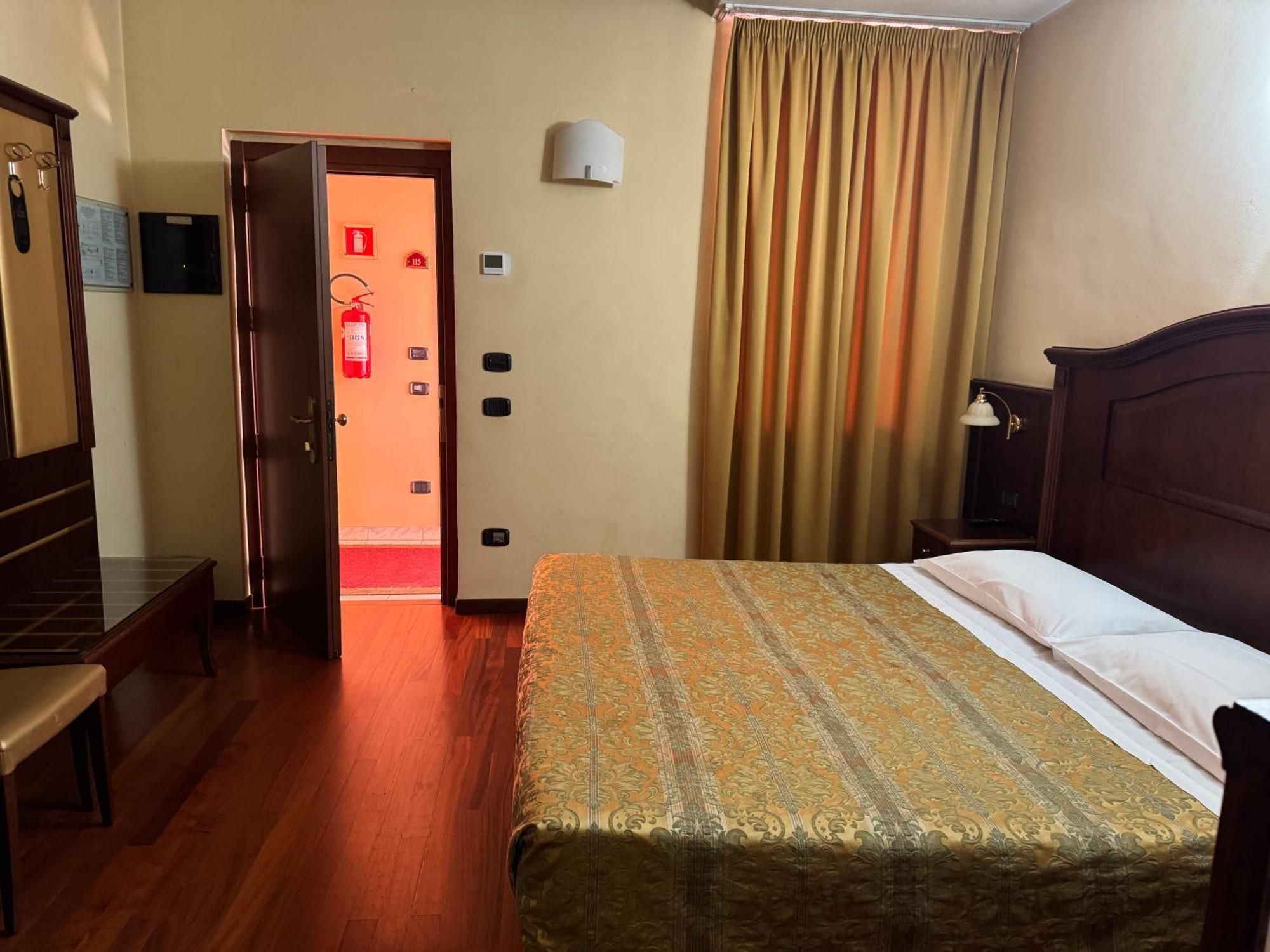Hotel Valganna Milan Bagian luar foto